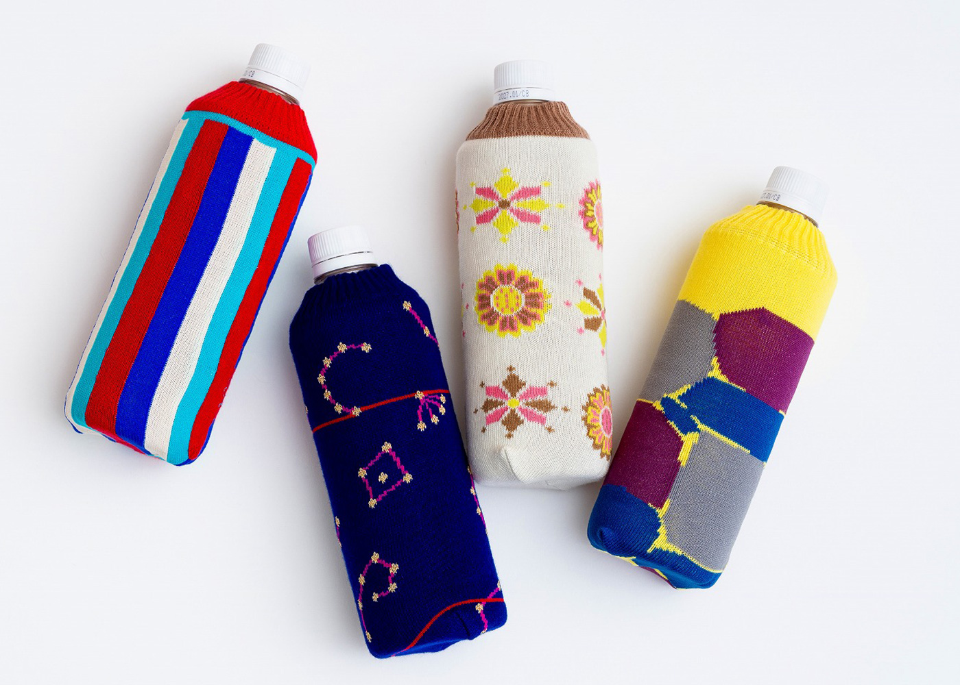 ASUKA Bottle Sleeve、4柄のペットボトルカバーが並んだ写真